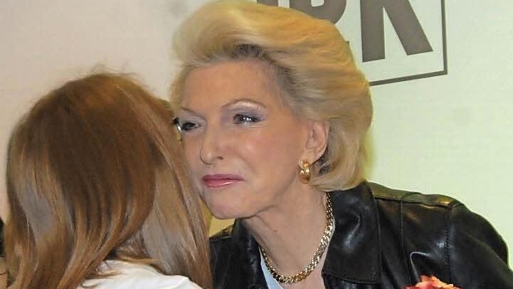 Für Rosen und Geschenke dankte Maria-Elisabeth Schaeffler-Thumann beim Azubi-Treffen des Unternehmens in Herzogenaurach mit einem Küsschen.  Fotos: Bernhard Panzer