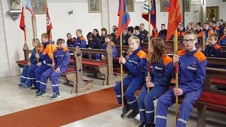 In der katholischen Kirche begrüßte Pfarrerin Sarah Wenowsky zirka 80 Jugend-Feuerwehrler zur Feier des Florianstages, Foto: Brigitta Kempe-Wolf