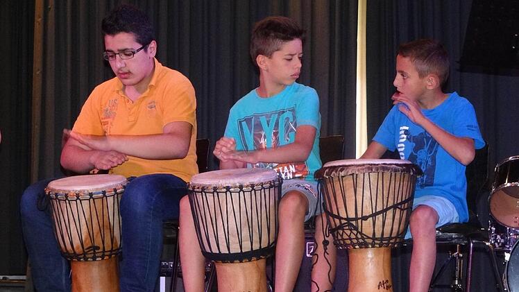 Einige Schüler der integrativen Perkussion-Gruppe, die die Musikschule an der Mittelschule anbietet. Auch Kinder von Asylbewerbern und Flüchtlingen machen mit Begeisterung mit.