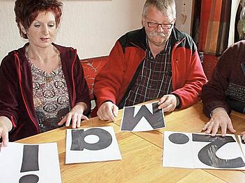 Uschi und Franz Zillig sortieren zusammen mit Pfarrer Rudolf Scharf die Buchstaben des wichtigen Datums. Am 22. Mai soll in Eggenbach kräftig gefeiert werden. Das Ziel: möglichst viel Geld für Kühe in Stufu einnehmen.  Foto: Andreas Schmitt