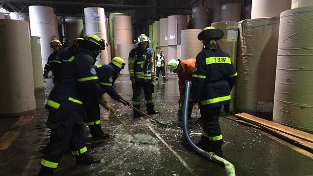 In der Steinb&uuml;hlstra&szlig;e war neben der Feuerwehr auch das THW Forchheim &uuml;ber drei Stunden t&auml;tig, um den Wasserschaden f&uuml;r die Firma so gering wie m&ouml;glich zu halten. Foto: THW Forchheim
