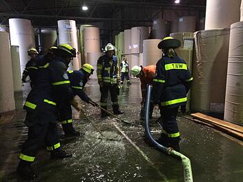 In der Steinbühlstraße war neben der Feuerwehr auch das THW Forchheim über drei Stunden tätig, um den Wasserschaden für die Firma so gering wie möglich zu halten. Foto: THW Forchheim