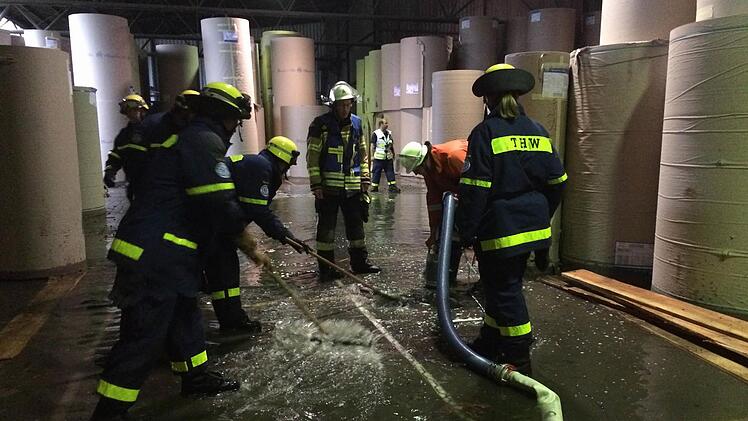 In der Steinbühlstraße war neben der Feuerwehr auch das THW Forchheim über drei Stunden tätig, um den Wasserschaden für die Firma so gering wie möglich zu halten. Foto: THW Forchheim