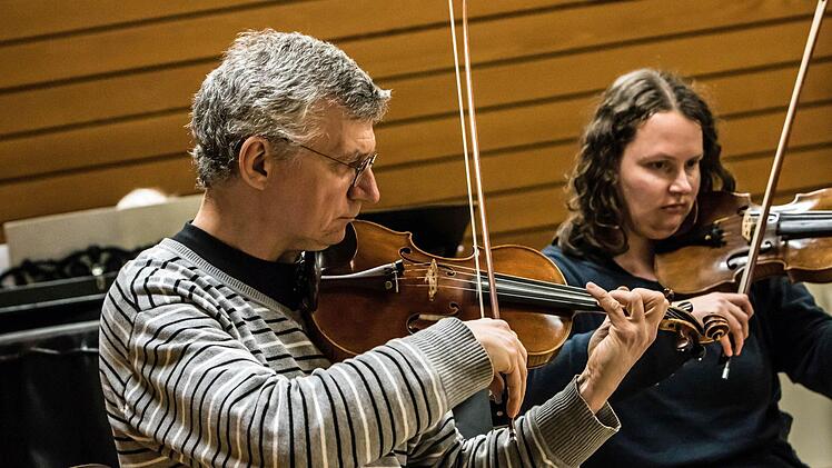 Proben-Impressionen: So bereitet sich der Musizierkreis Neustadt mit seinem Leiter Norbert Luche auf sein Neujahrskonzert am 14. Januar vor.Foto: Jochen Berger