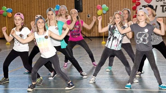 Mit Feuereifer sind die Kids beim Kindertanztreff des TV Weidhausen bei der Sache. Am Sonntag, 30. April, gibt es eine Neuauflage in der Michelauer Mainfeldhalle.  Foto: Klaus Gagel