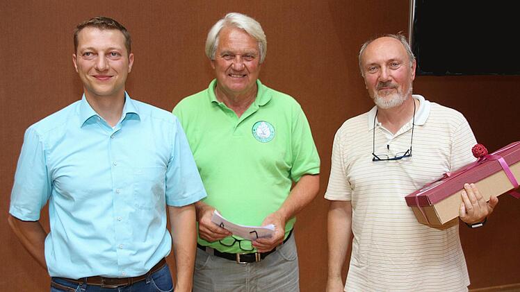 Ein Geschenk des Bürgermeisters von Vacha, Martin Müller (links) und des Vorsitzenden dortigen Rhönklub-Zweigvereins, Rainer Schlott (Mitte) bekam der Münnerstädter Zweigvereinsvorsitzende Egbert Haut. Foto: Dieter Britz