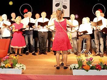 Die Gastgeber mit ihrer Chorleiterin Maria José Loza waren passend zum Motto des Abends gekleidet. Fotos: Johanna Blum