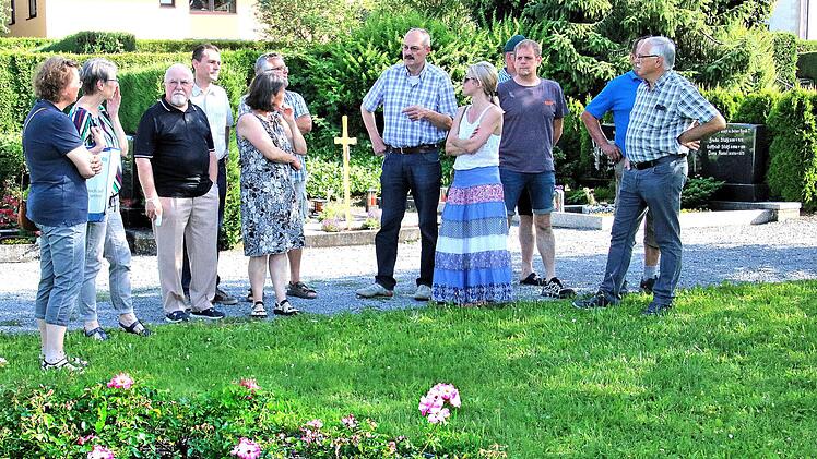 Die Standorte von fünf weiteren Urnenröhren legte der Gemeinderat Rannungen bei einem  Ortstermin auf dem Friedhof fest. Sie kommen links neben die vorhandenen  Röhren.  Dieter Britz