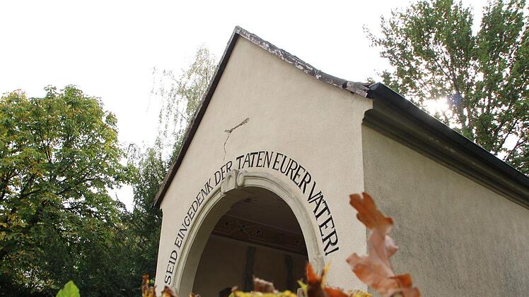 Die marode  Kapelle auf dem "Heldenfriedhof" in Höchstadt  ist  abgesperrt, das Innenleben mit Planen abgedeckt. Risse zeigen sich an  Wänden, Ziegel sind vom Dach gestürzt.  Foto: Christian  Bauriedel