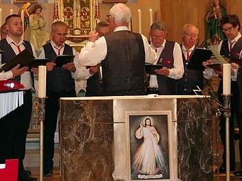 Der Männerchor "Cäcilia" Wilhelmsthal beeindruckte das Publikum mit seinen eindringlichen Liedvorträgen. Foto: Heike Schülein