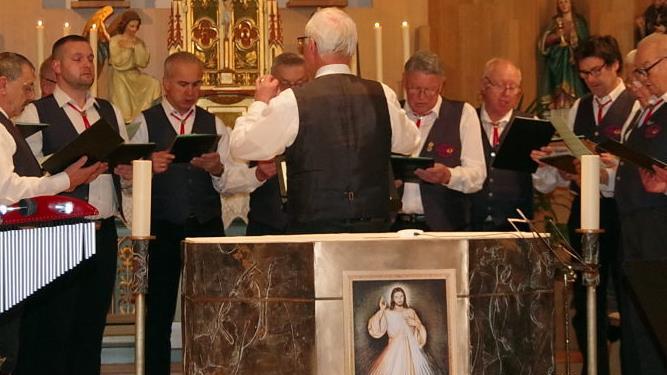 Der Männerchor "Cäcilia" Wilhelmsthal beeindruckte das Publikum mit seinen eindringlichen Liedvorträgen. Foto: Heike Schülein