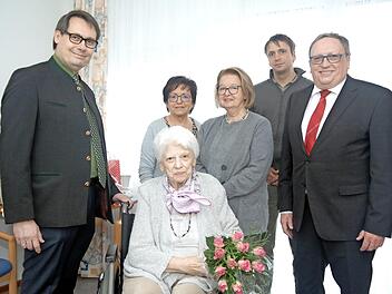 Die Jubilarin Anneliese Seiferth (im Bild vorne, sitzend) mit (hinten, von links) dem Stadtsteinacher Bürgermeister Roland Wolfrum, Angelika Schubert, Dagmar Lensmann, Stefan Tippner und stellvertretendem Landrat Dieter Schaar Foto: Klaus Rössner