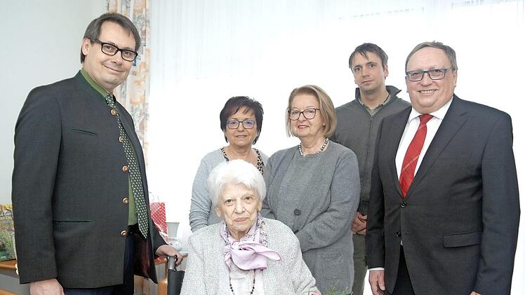 Die Jubilarin Anneliese Seiferth (im Bild vorne, sitzend) mit (hinten, von links) dem Stadtsteinacher Bürgermeister Roland Wolfrum, Angelika Schubert, Dagmar Lensmann, Stefan Tippner und stellvertretendem Landrat Dieter Schaar Foto: Klaus Rössner