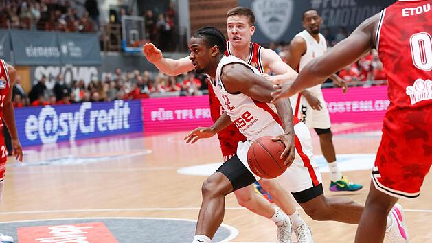 Brose-Aufbauspieler zieht am aus Bamberg stammenden Nils Ha&szlig;furter vorbei. Foto: Daniel L&ouml;b