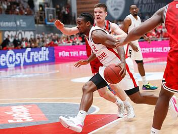 Brose-Aufbauspieler zieht am aus Bamberg stammenden Nils Haßfurter vorbei. Foto: Daniel Löb