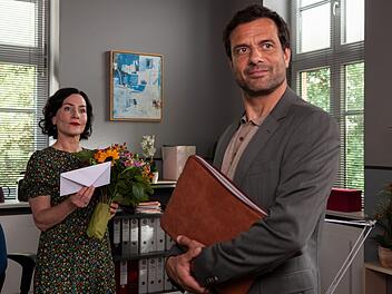 Was f&uuml;hrt Headhunter Thomas Ritter (Kai Schumann) wirklich im Schilde? F&uuml;r Miriam Stockl (Marisa Burger) gibt es in der "Rosenheim-Cops"-Episode "Jagd auf Stockl" ein Wechselbad der Gef&uuml;hne.