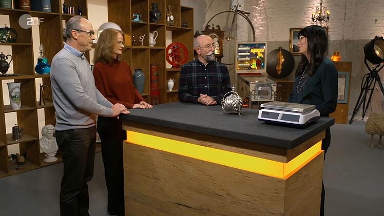 Das Kandidatenpaar (links) und Horst Lichter freuten sich sehr &uuml;ber den Sch&auml;tzpreis, den Heide Rezepa-Zabel verk&uuml;nden konnte.