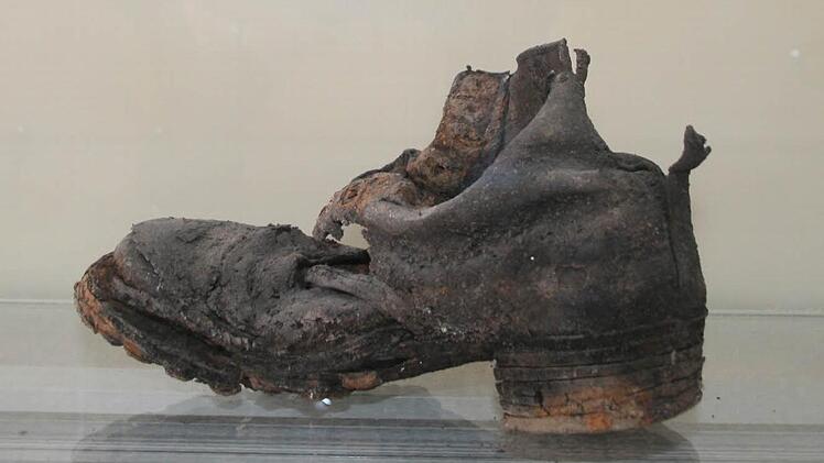 Auch ein Schuh gehört zu den ausgestellten Fundstücken. Foto: Daniela Röllinger