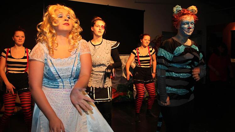 Mit ihrem farbenfrohen Schautanz "Alice im Wunderland" bildete die Prinzengarde des KFK den Höhe- und Schlusspunkt des närrischen Treiben. Es tanzten (hinten von links) Leonie Ruppert, Annika Rothe, Silva Ruppert sowie Franziska Pfreundner (Alice/vorne links) und Franziska Busch.