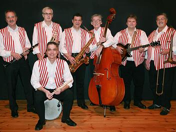 Die "Old Beertown Jazzband", bei der Conny Fischer Andreassohn (Mitte), auch "Friesener Beethoven" genannt, seit dreißig Jahren mitspielt, gibt mit der "Semper House Band" in Thurnau ein Konzert. Foto: privat