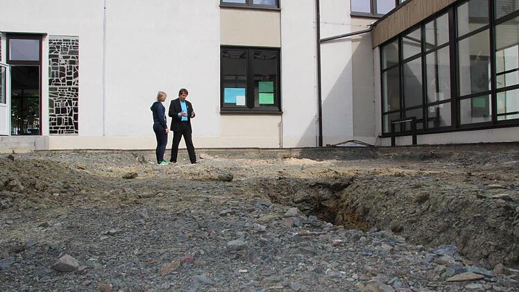 Bald gibt es vor dem Schülerhort einen neuen Spielplatz. Foto: Matthias Beetz