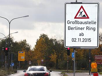 Ab November wird es eng am Berliner Ring im Süden. Dann wird die komplette westliche Fahrbahn, die zur Autobahn führt, saniert. Dazu muss der Verkehr auf die Fahrbahn Richtung Norden umgelegt werden.  Foto: Matthias Hoch