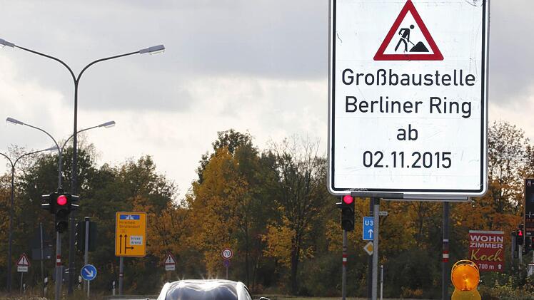 Ab November wird es eng am Berliner Ring im Süden. Dann wird die komplette westliche Fahrbahn, die zur Autobahn führt, saniert. Dazu muss der Verkehr auf die Fahrbahn Richtung Norden umgelegt werden.  Foto: Matthias Hoch