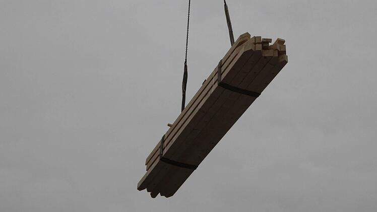 Langsam sinkt es zur Erde nieder. Foto: Ulrike Müller