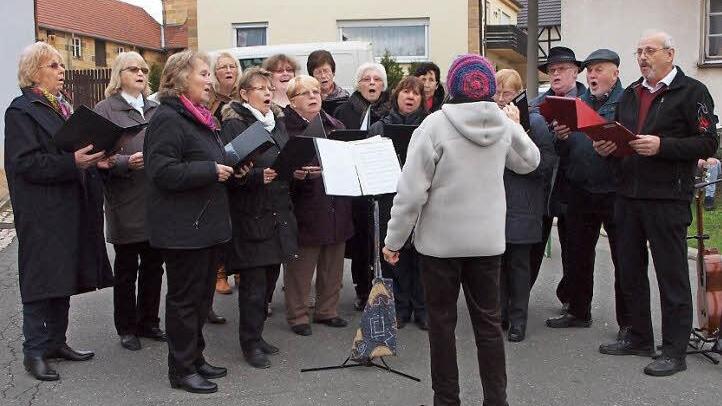 Der Gesangverein Harmonie sang unter der Leitung von Dorothea Lintzmeyer Weihnachtslieder. Foto: Alfred Thieret