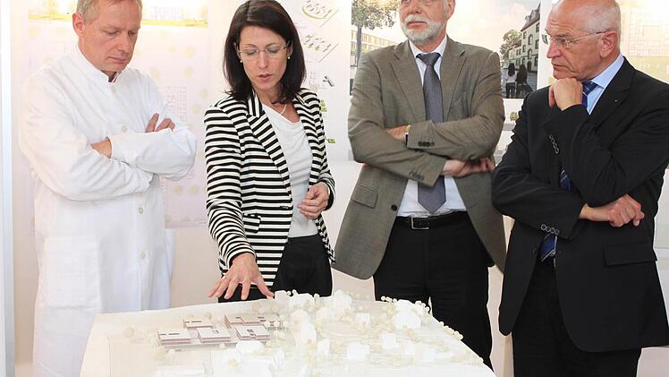 Ärztlicher Direktor Christoph Sommer, Katja Bittner (Vorstand), Wolfgang Großmann vom Planungsbüro für den Wettbewerb und Bezirkstagspräsident Günther Denzler (v.l.) sprechen über den Sieger-Entwurf.