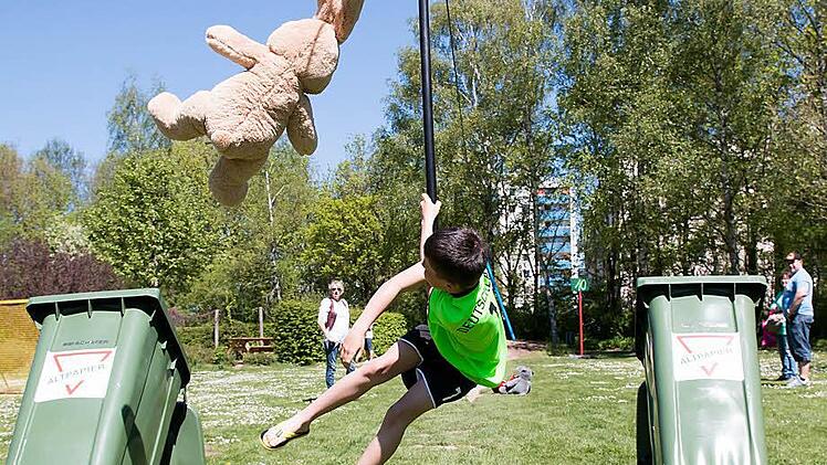 Großes Abschlussfest für Neustadt und seine Kinder: das Piratenfest im Freitzeitpark lockte am Sonntag unzählige Familien an. Foto: Albert Höchstädter
