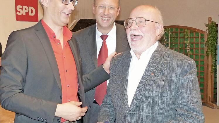 Oberbürgermeister Uwe Kirschstein (links) und Michael Hartmann freuen sich mit dem Geehrten Rainer Herrnleben.  Foto: Pauline Lindner