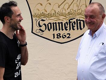 Zwei, die derzeit gut lachen haben: Bastian Renk und Eduard Mühlherr (rechts) - die beiden Hauptfiguren im "Sonnefelder Fußball-Märchen". Fotos: Timo Geldner
