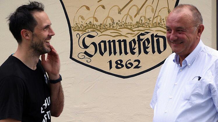 Zwei, die derzeit gut lachen haben: Bastian Renk und Eduard Mühlherr (rechts) - die beiden Hauptfiguren im "Sonnefelder Fußball-Märchen". Fotos: Timo Geldner