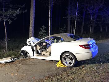 Auto fährt im Landkreis Erlangen-Höchstadt gegen Baum