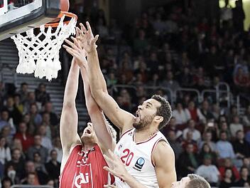 Elias Harris (Mitte) und seine Mitstreiter gingen im Hinspiel mit viel Energie zu Werke. Foto: sportpress