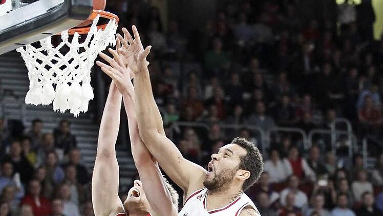 Elias Harris (Mitte) und seine Mitstreiter gingen im Hinspiel mit viel Energie zu Werke. Foto: sportpress