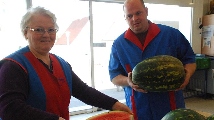 Johannes Schumacher und seine Mutter beim Melonen-Aufschneiden.Christiane Lehmann