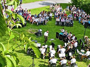 Beim Fahrradtag in Maria Bildhausen spielte im Klostegarten bei einem Open-Air-Konzert zugunsten des Fördervereins Behinderteneinrichtung Maria Bildhausen e.V. die Blaskapelle Böhmisch G`schtörd auf.  Foto: Hanns Friedrich