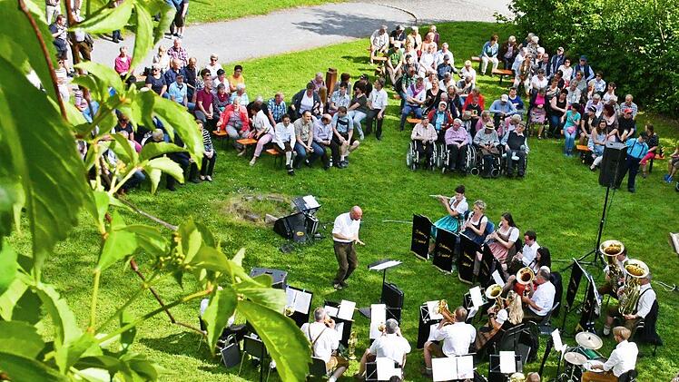 Beim Fahrradtag in Maria Bildhausen spielte im Klostegarten bei einem Open-Air-Konzert zugunsten des Fördervereins Behinderteneinrichtung Maria Bildhausen e.V. die Blaskapelle Böhmisch G`schtörd auf.  Foto: Hanns Friedrich