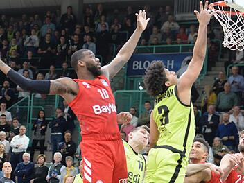 Immer wieder ärgerten die Bayreuther um James Robinson (rechts) den Favoriten aus München (links: Greg Monroe), doch im letzten Viertel zeigte der Bundesliga-Spitzenreiter seine Klasse.  Foto: Peter Mularczyk