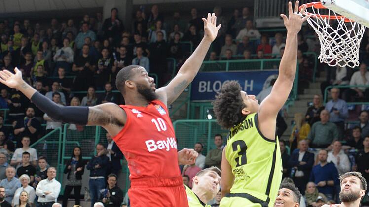 Immer wieder ärgerten die Bayreuther um James Robinson (rechts) den Favoriten aus München (links: Greg Monroe), doch im letzten Viertel zeigte der Bundesliga-Spitzenreiter seine Klasse.  Foto: Peter Mularczyk