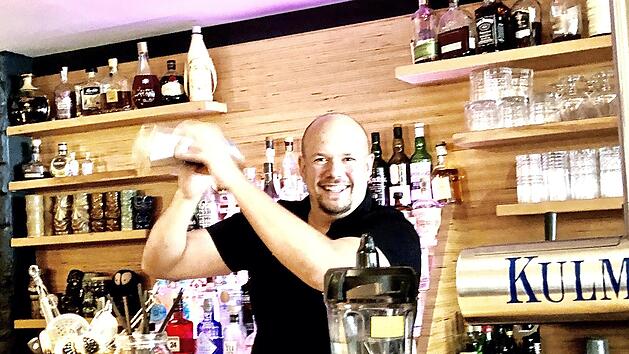 Der Whiskymixer mixt den Whisky mit dem Whiskymixer. Kai Hofmann, 34-j&auml;hriger Neustadter, betreibt in Coburg eine Cocktail-Bar und hofft, dass endlich "Gr&uuml;nes Licht" von der bayerischen Staatsregierung kommt. Schlie&szlig;lich will er seine G&auml;ste wieder verw&ouml;hnen. Foto: Christoph B&ouml;ger