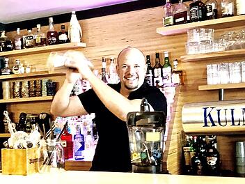 Der Whiskymixer mixt den Whisky mit dem Whiskymixer. Kai Hofmann, 34-jähriger Neustadter, betreibt in Coburg eine Cocktail-Bar und hofft, dass endlich "Grünes Licht" von der bayerischen Staatsregierung kommt. Schließlich will er seine Gäste wieder verwöhnen. Foto: Christoph Böger
