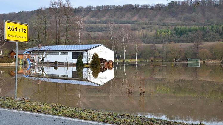 In Ködnitz war auch das Sportheim vom Wasser eingekreist. Foto: Dieter Hübner