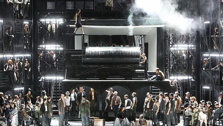 Szene mit Elena Manistina als Azucena (in der Mitte vorne) und dem Staatsopernchor