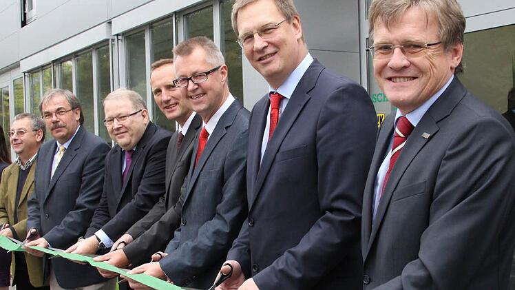 Bei der Eröffnung des Schaeffler-Schulungszentrums (von links): Helmut Zirnsak (Zweiter Bürgermeister Ebelsbach), Bernhard Ruß (stellvertretender Landrat), Karlheinz Lindner (Leiter Technisches Büro Schaeffler), Michael Ziegler (Bürgermeister Eltmann), Robert Schullan (Vorsitzender der Geschäftsleitung Industrie), Oliver Jung (Entwicklung Produktionsverfahren) und Kurt Mirlach (Schaeffler-Arbeitsdirektor).