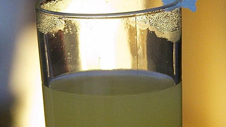 Der von Silke Preyer kreierte gelbe Weihnachts-Prosecco gilt als Pfaffenhausener Spezialität.