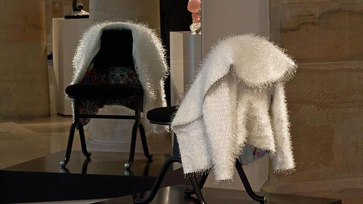 Krista Israe: Taking my coat off, Coburger Glaspreis 2014, Veste / Foto: Jochen Berger