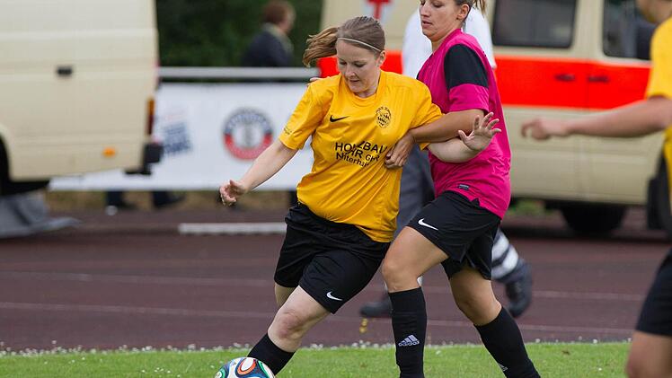 Die Frauen des FC Fortuna Roth verloren ihre drei Gruppenspiele. Hier behält eine Spielerin des RSC Oberhaid (links) gegen eine Rotherin im Zweikampf die Oberhand.